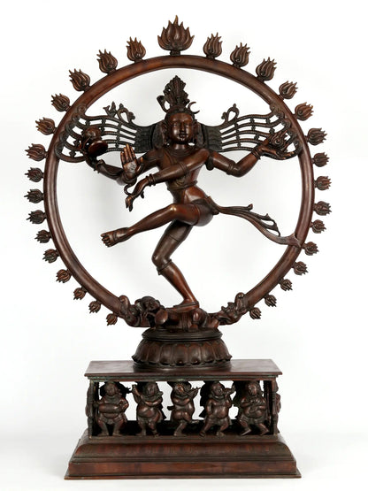 Dieu hindou super fin Nataraja (Shiva) de 35 po avec des dévots en bas