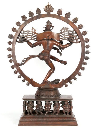 Dieu hindou super fin Nataraja (Shiva) de 35 po avec des dévots en bas